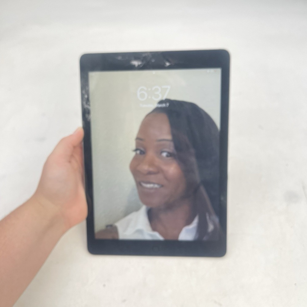 Apple iPad Air 1st Generation A1474 Turns On Cracked Screen - Repair